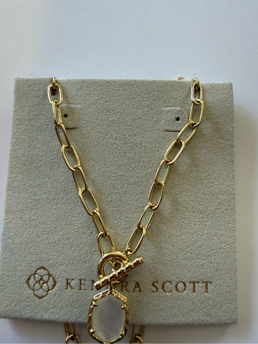 Kendra Scott Gold Chain Necklace with White/Pearl Pendant